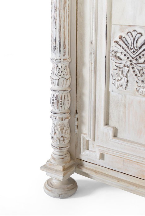 GINER Y COLOMER Armoire de deux portes en bois de manguier blanc vieilli